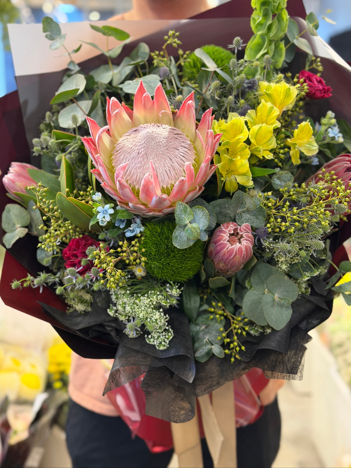 花點時間 Reflower 尊貴南非帝王花(皇帝花)花束,配搭黃色百合水仙與藍色刺芹,採用霸氣酒紅色與黑色包裝,為男士送禮及升職祝賀首選。