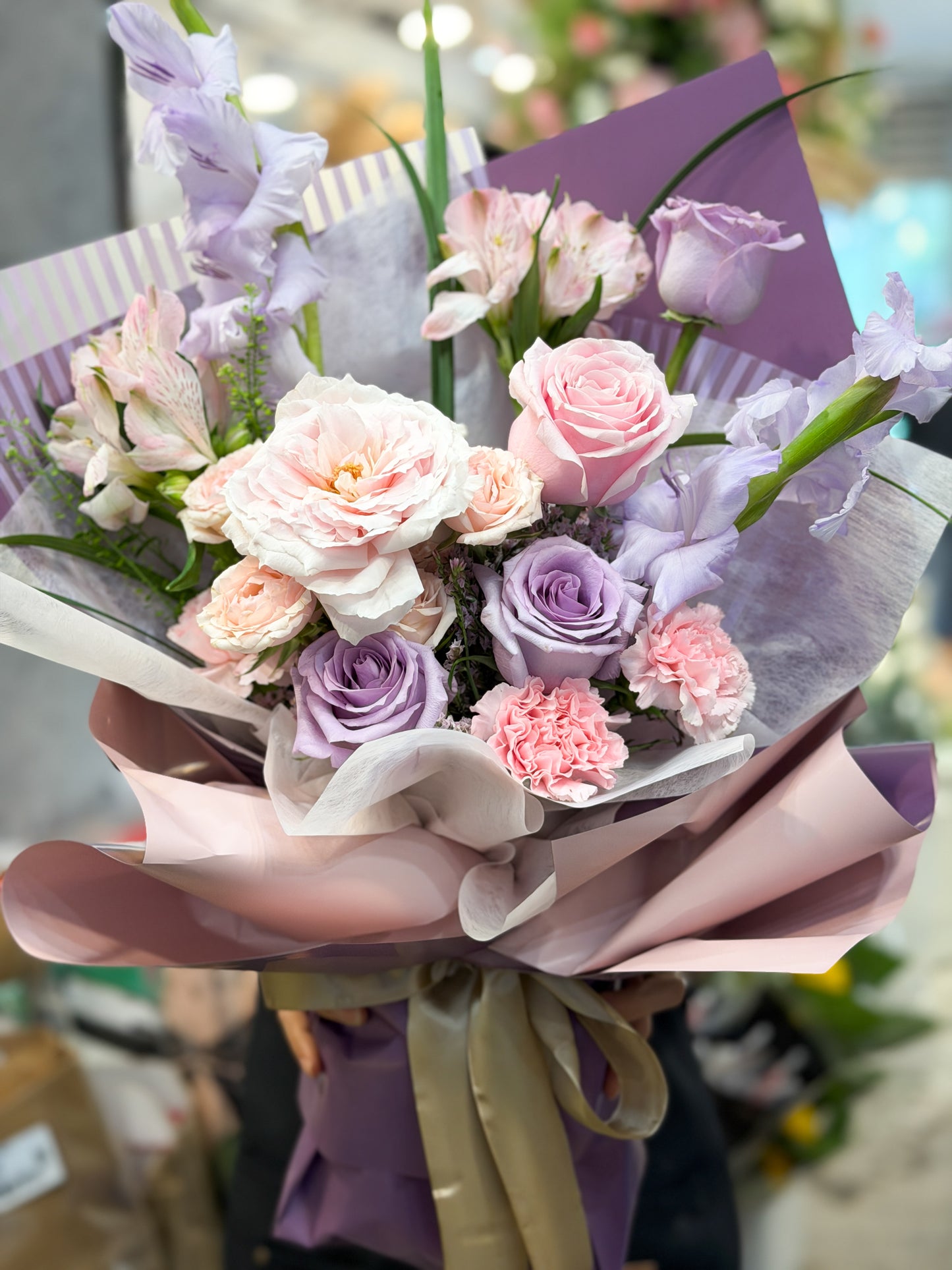 紫羽流光 | 精品玫瑰與香芋劍蘭線條花束