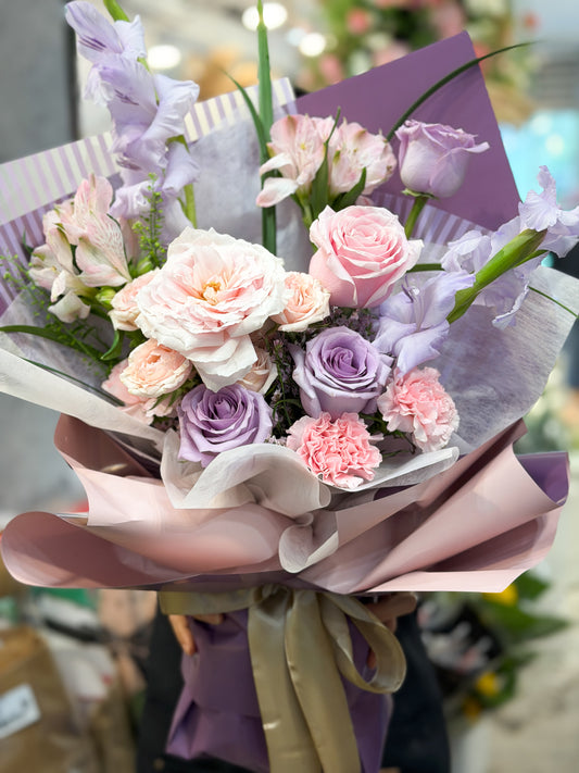 紫羽流光 | 精品玫瑰與香芋劍蘭線條花束