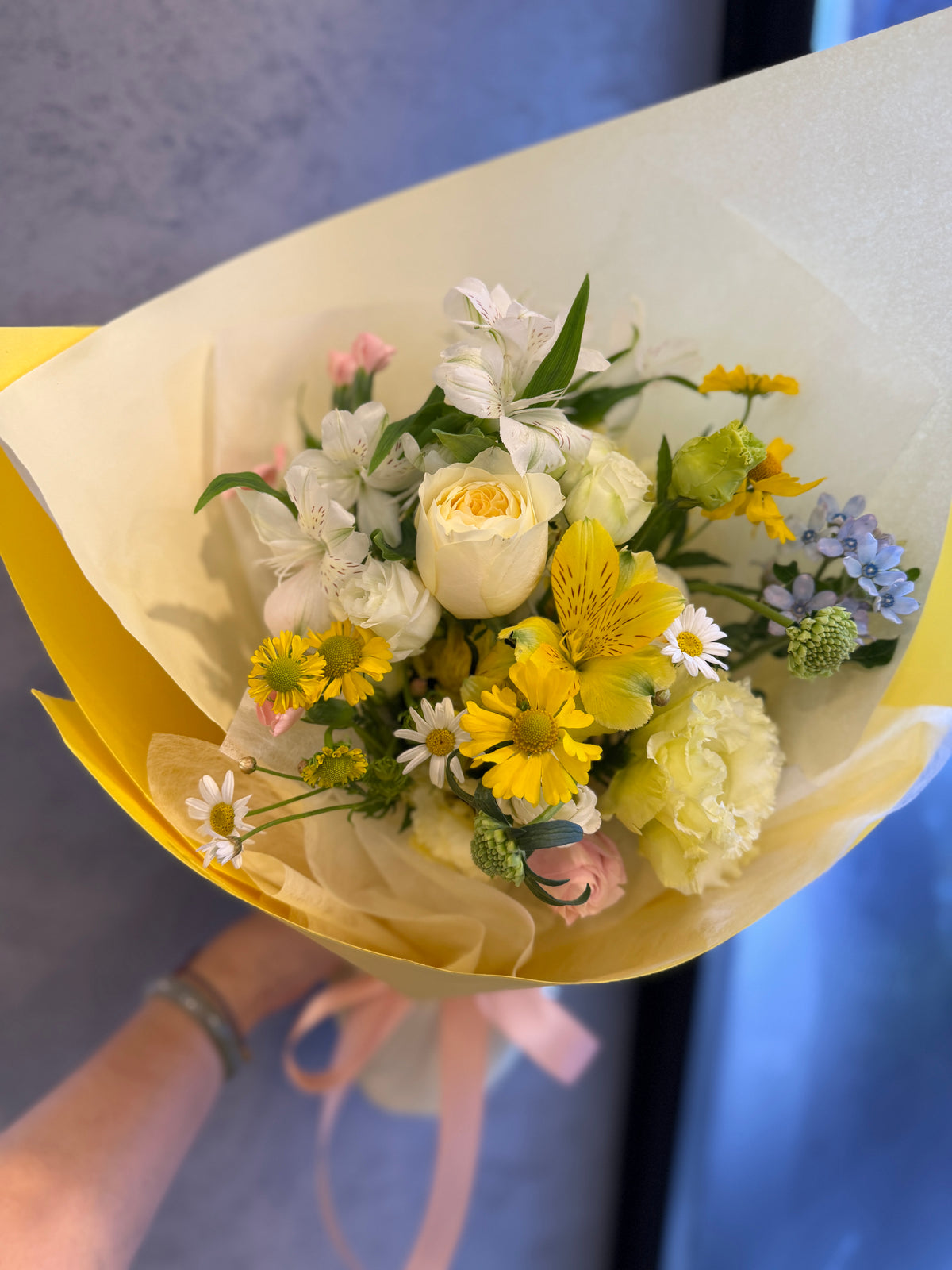 花點時間 Reflower 清新淡黃玫瑰、黃白百合水仙與洋甘菊混合花束,採用明黃色與白色霧面包裝,配上粉色絲帶,充滿陽光氣息。