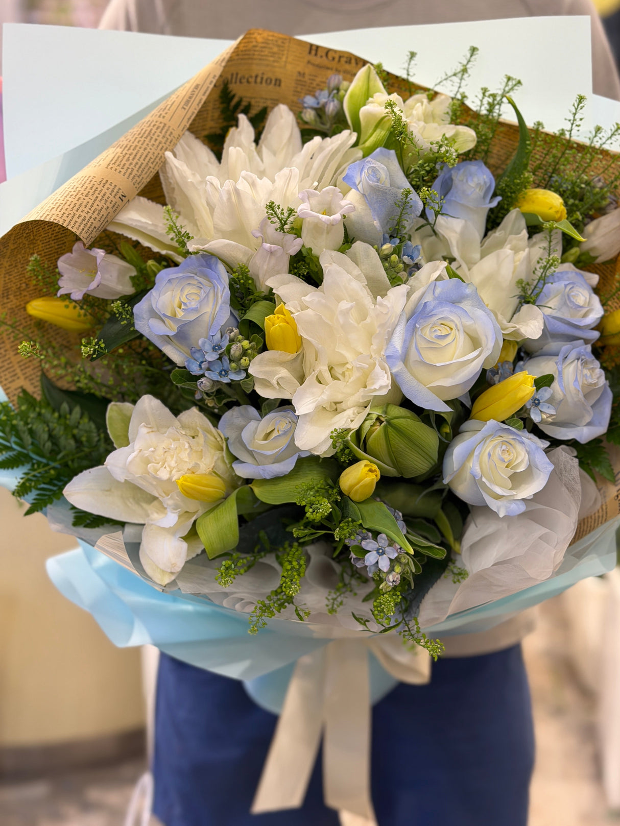 重瓣白百合冰藍玫瑰鬱金香・仙氣花束