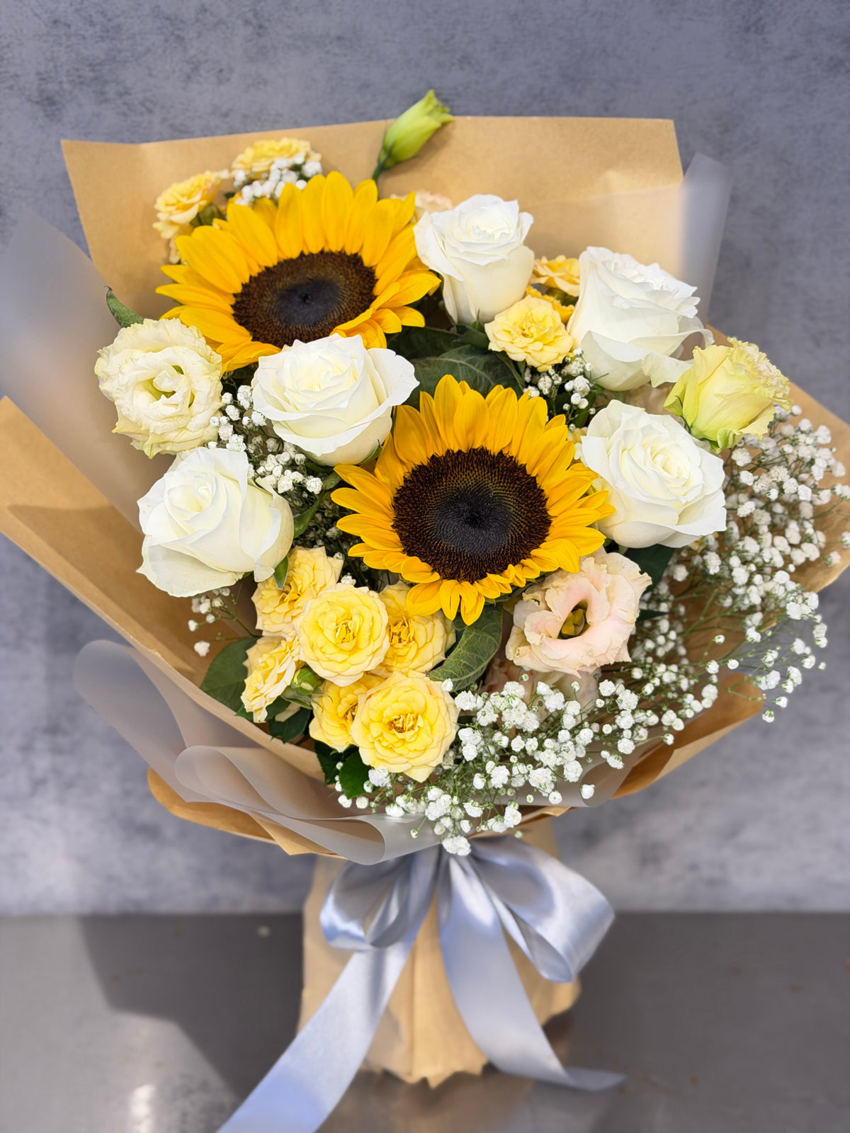花點時間 Reflower 清新向日葵、白玫瑰與白桔梗畢業花束,採用文青風牛皮紙包裝,男女皆宜,為大學及中學畢業送花給男生或閨蜜的首選。