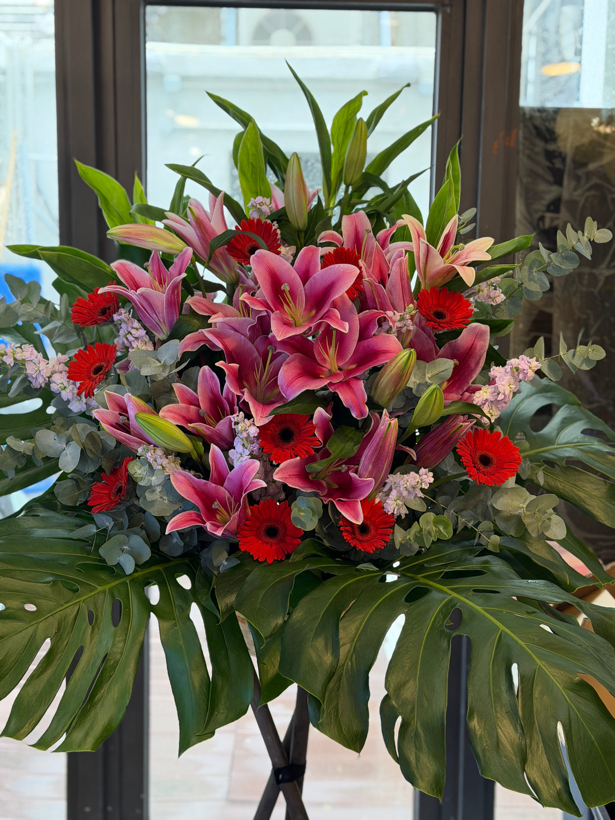 花點時間 Reflower 鴻圖大展粉紅百合配紅太陽菊開張花籃,底襯大型翠綠龜背葉,大氣豐滿,適合新店開張及寫字樓喬遷祝賀。
