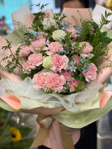 花點時間 Reflower 粉紅色康乃馨與白色桔梗手作花束，加入淺藍色花朵與綠葉點綴，採用粉嫩雙色包裝，適合母親節及感恩送禮。