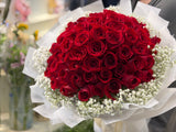 花點時間 Reflower 66枝頂級紅玫瑰配滿天星巨型求婚花束，採用韓式白色高雅包裝，適合週年紀念及生日。