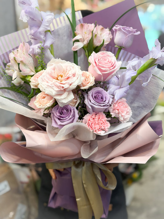 紫羽流光 | 精品玫瑰與香芋劍蘭線條花束