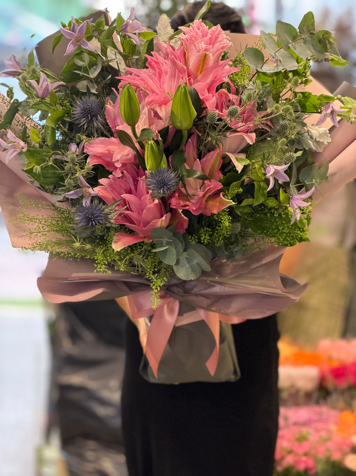 花點時間 Reflower 仙境漫舞重瓣深粉百合與紫色鐵線蓮花束，配搭藍色刺芹與尤加利葉，採用高級灰與煙燻粉雙色包裝，展現唯美歐式庭園風格。