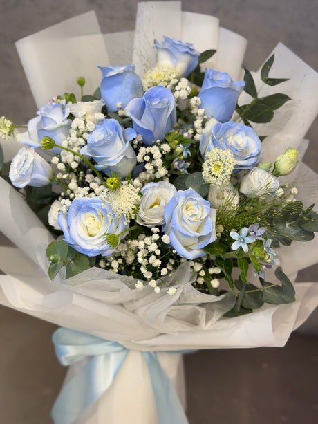 花點時間 Reflower 夢幻11枝冰藍漸層玫瑰與藍星花束，配搭滿天星、白桔梗與純白包裝，展現清新脫俗的仙氣風格。