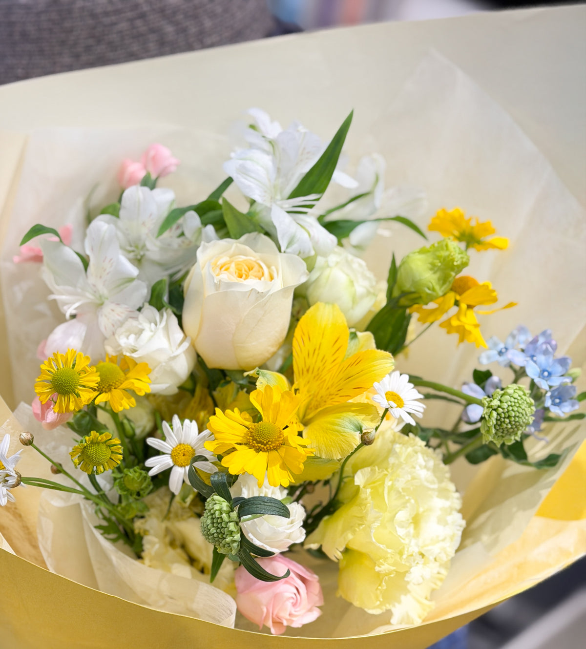 Reflower HK cheerful fresh bouquet featuring a pale yellow rose, alstroemeria, and daisies, wrapped in bright yellow and white frosted paper with a pink ribbon.