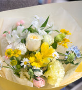 Reflower HK cheerful fresh bouquet featuring a pale yellow rose, alstroemeria, and daisies, wrapped in bright yellow and white frosted paper with a pink ribbon.