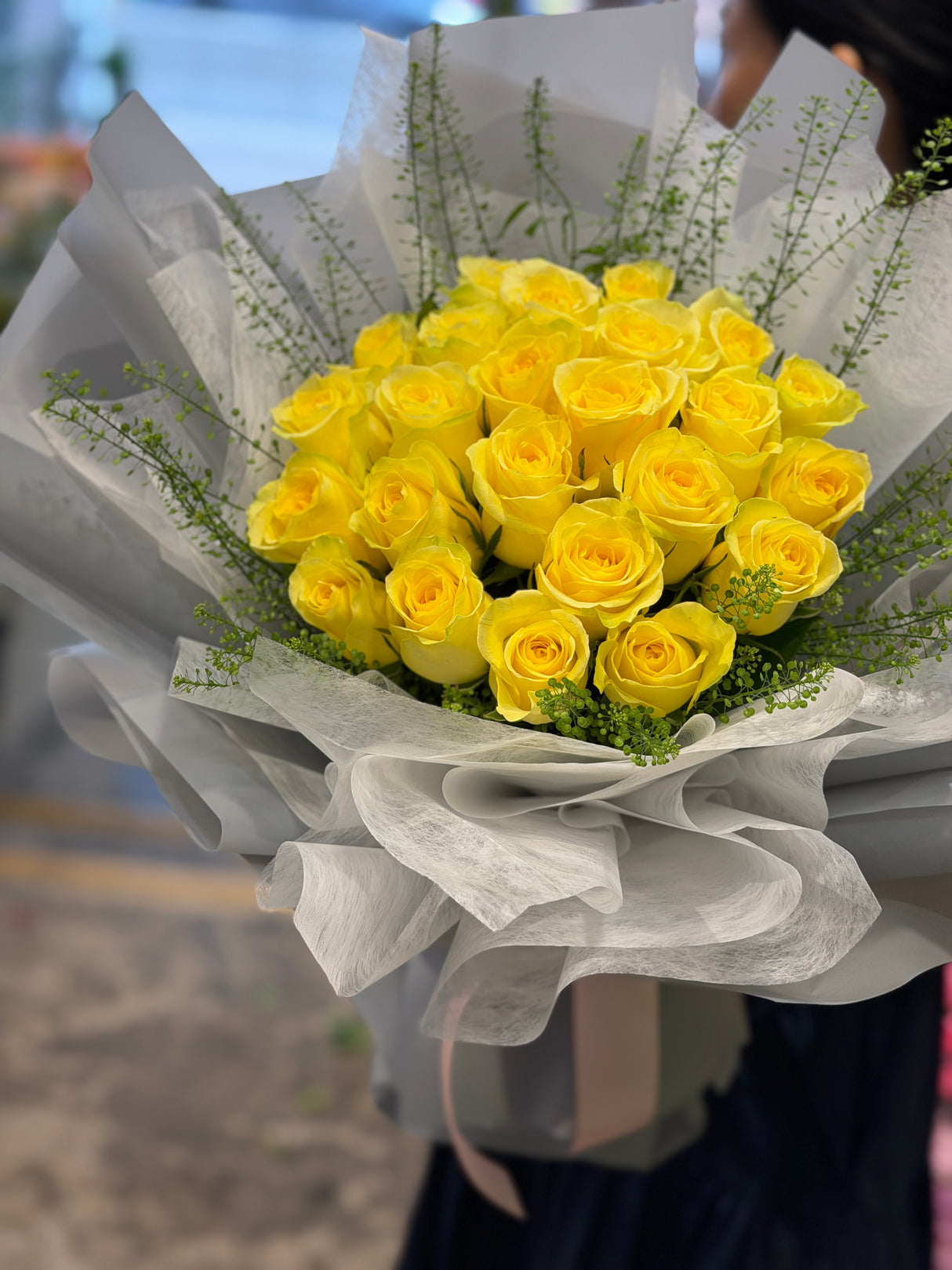花點時間 Reflower 陽光暖意24枝黃玫瑰與綠鈴草花束，採用淺灰霧面包裝配搭白色雪紗及淡粉色絲帶，寓意全天候的祝福，為閨蜜生日及畢業送花首選。