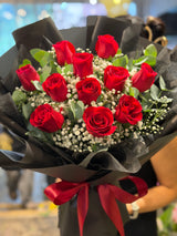 花點時間 Reflower 一生一世 11 枝紅玫瑰與滿天星花束，採用極具現代奢華感的純黑霧面包裝與紅色絲帶，強烈對比展現型格與深情，為紀念日及告白送花推介。