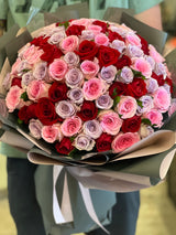 花點時間 Reflower 99枝三色玫瑰巨型求婚花束，由頂級紅玫瑰、粉紅玫瑰及紫玫瑰組成，採用高級深灰與裸粉色包裝，極具震撼與浪漫感。