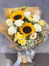 花點時間 Reflower 清新向日葵、白玫瑰與白桔梗畢業花束，採用文青風牛皮紙包裝，男女皆宜，為大學及中學畢業送花給男生或閨蜜的首選。
