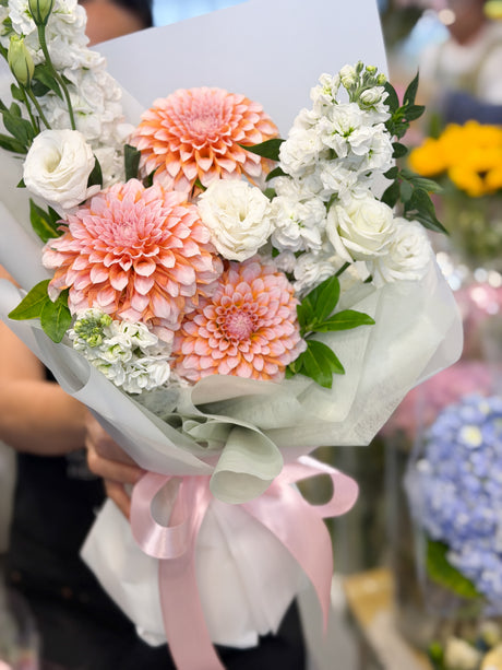 花點時間 Reflower 清新仙氣粉橘色大麗花與白紫羅蘭花束，配搭白玫瑰，採用白色與淡薄荷綠色霧面包裝，為氣質女生生日及畢業送花推介。