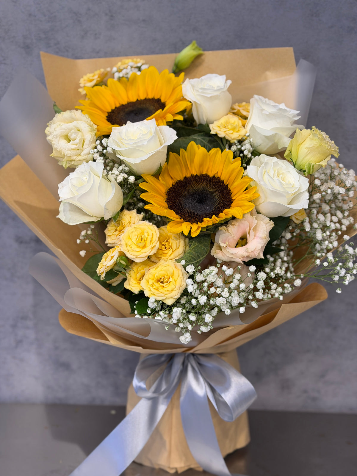 花點時間 Reflower 清新向日葵、白玫瑰與白桔梗畢業花束，採用文青風牛皮紙包裝，男女皆宜，為大學及中學畢業送花給男生或閨蜜的首選。