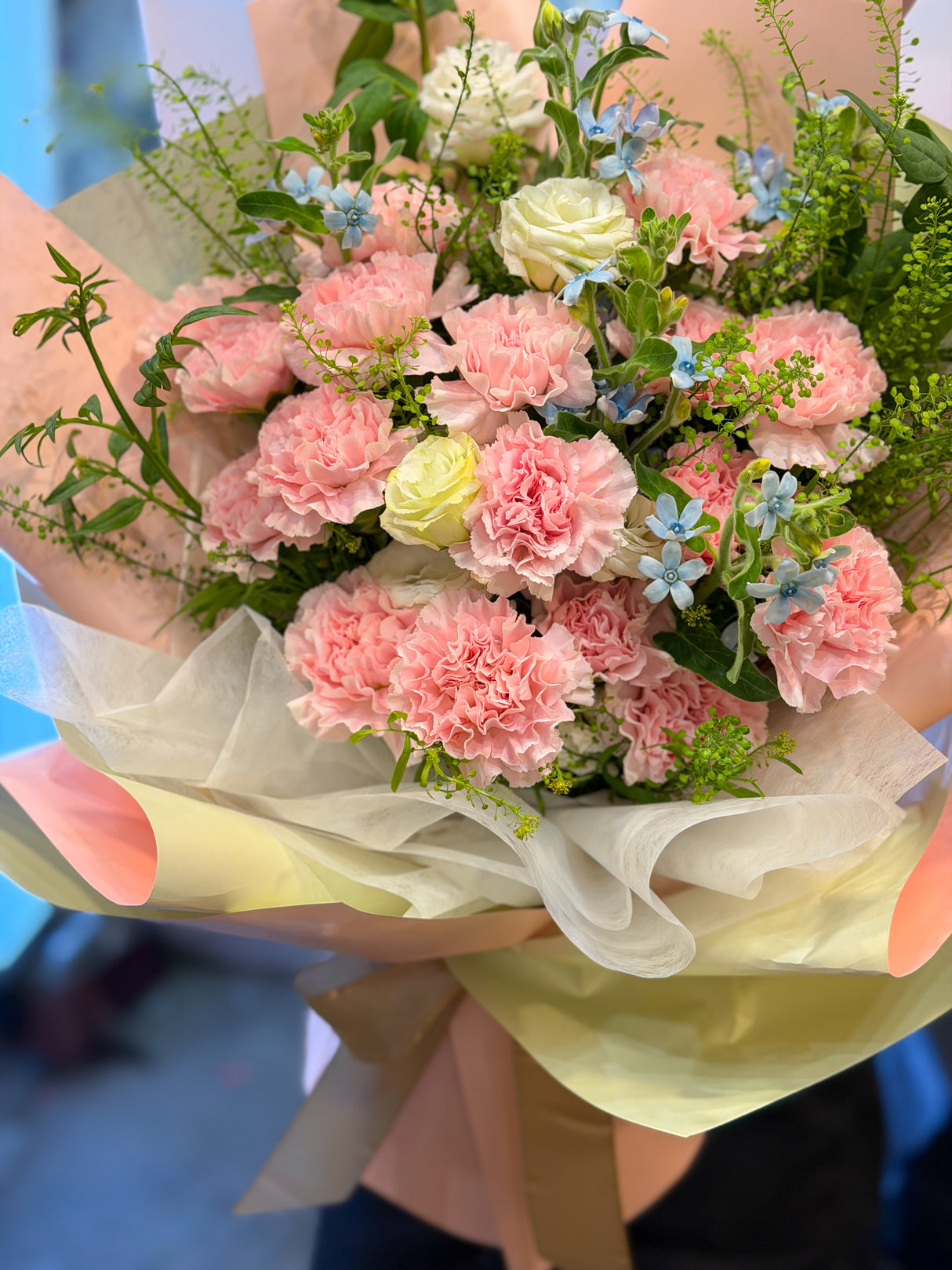 花點時間 Reflower 粉紅色康乃馨與白色桔梗手作花束，加入淺藍色花朵與綠葉點綴，採用粉嫩雙色包裝，適合母親節及感恩送禮。