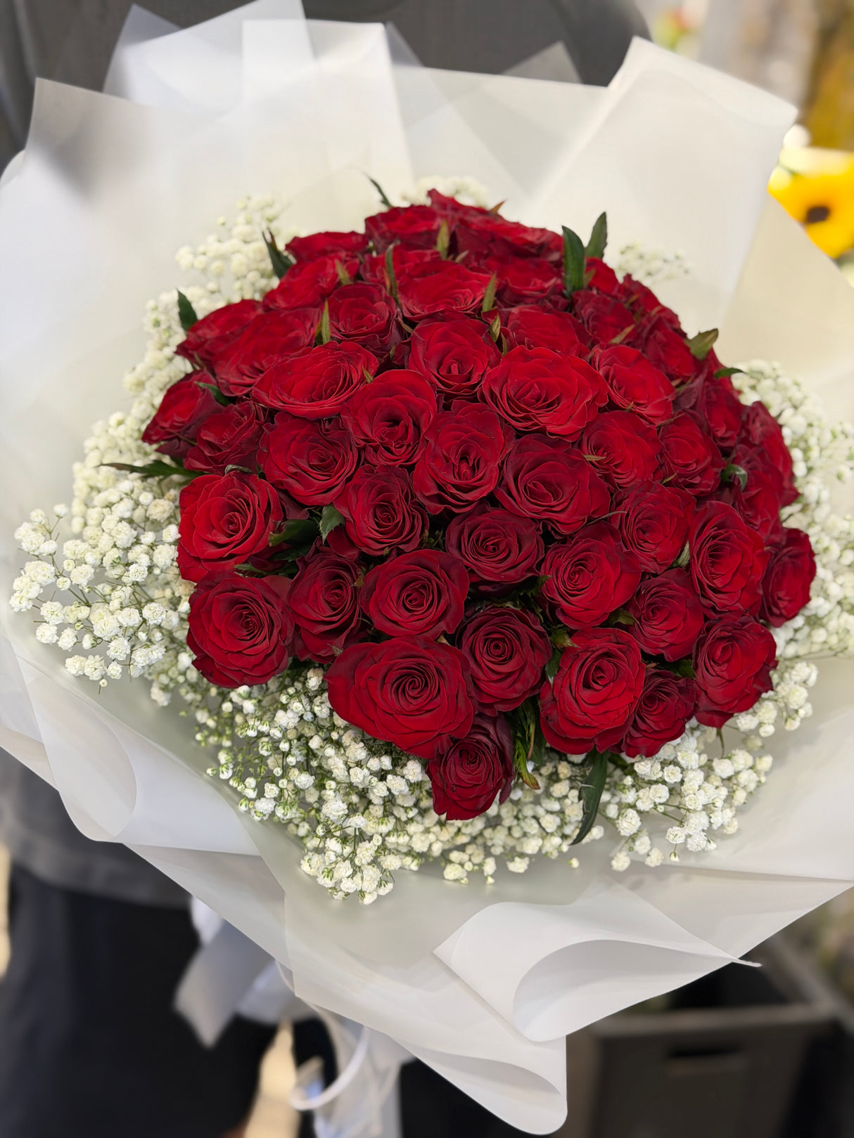 花點時間 Reflower 經典50枝紅玫瑰與滿天星求婚花束，採用韓式白色高雅包裝，寓意無悔的真愛。