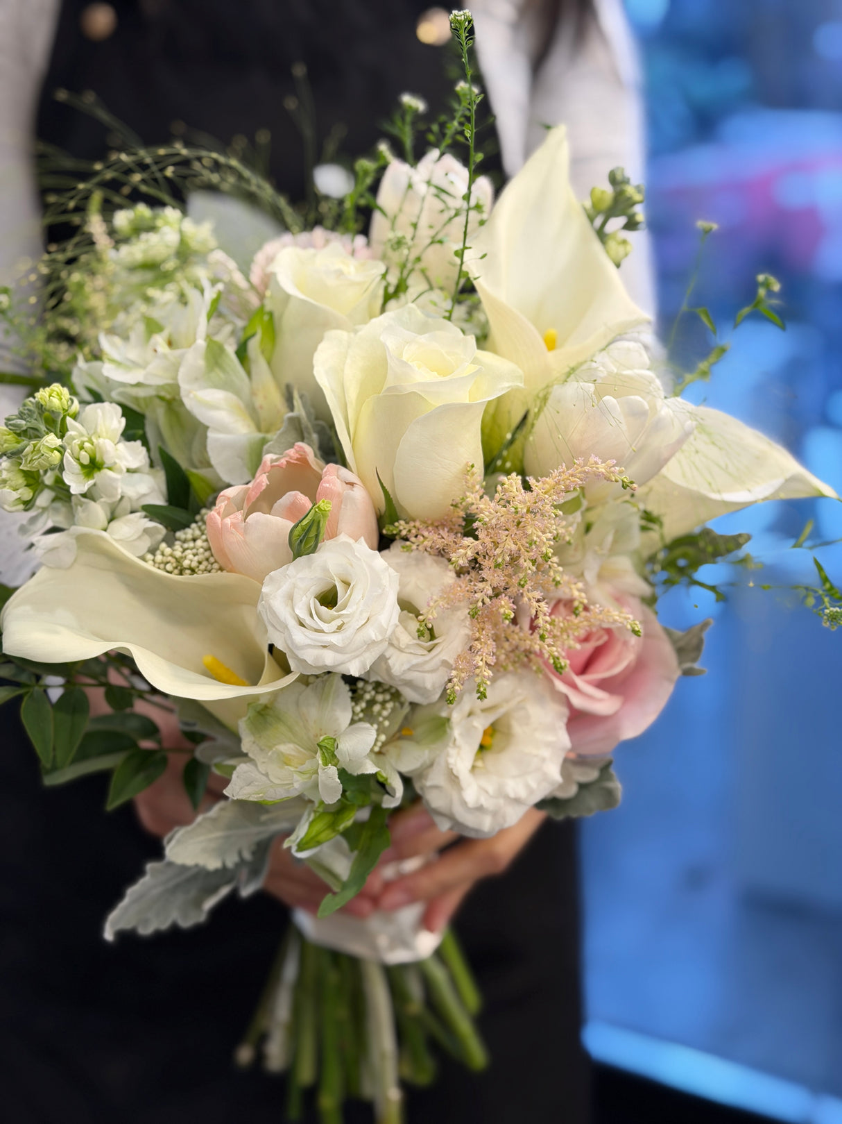 Reflower HK elegant bridal bouquet featuring white calla lilies and white roses with dusty miller, matched with a groom's boutonniere for a pure and noble wedding style.