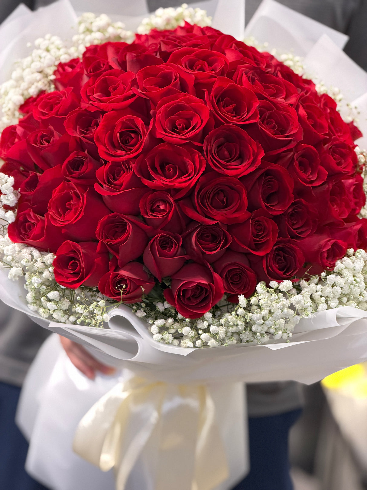 花點時間 Reflower 66枝頂級紅玫瑰配滿天星巨型求婚花束，採用韓式白色高雅包裝，適合週年紀念及生日。